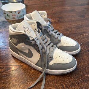 Nike Jordan 1s gray/white